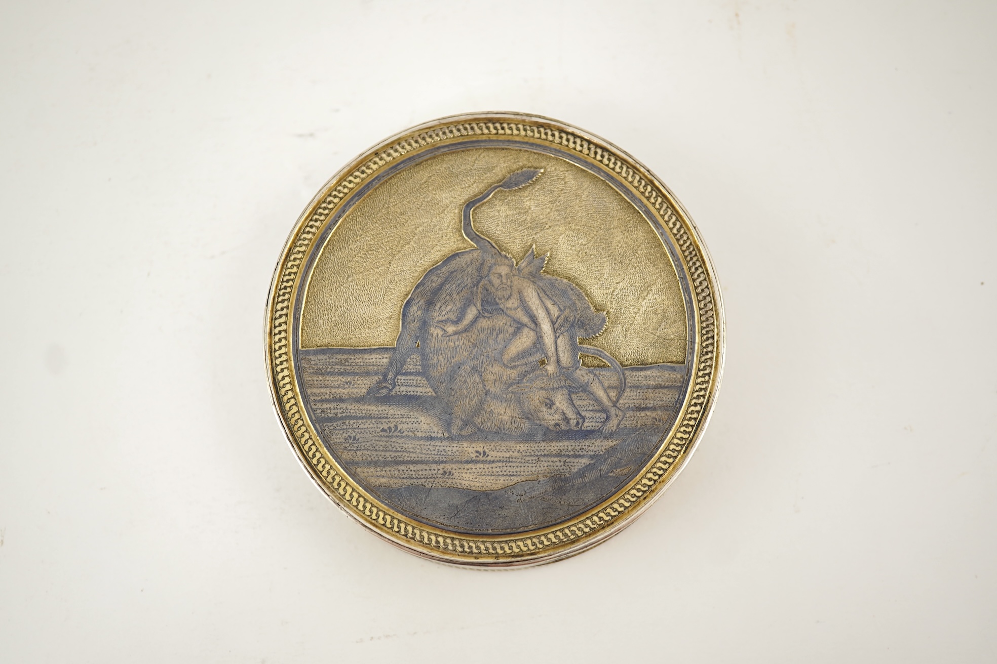 An early 19th century Russian 84 zolotnik and niello circular box and cover, assay master probably Alexei Torlov, Veliki Oustioug, 180?